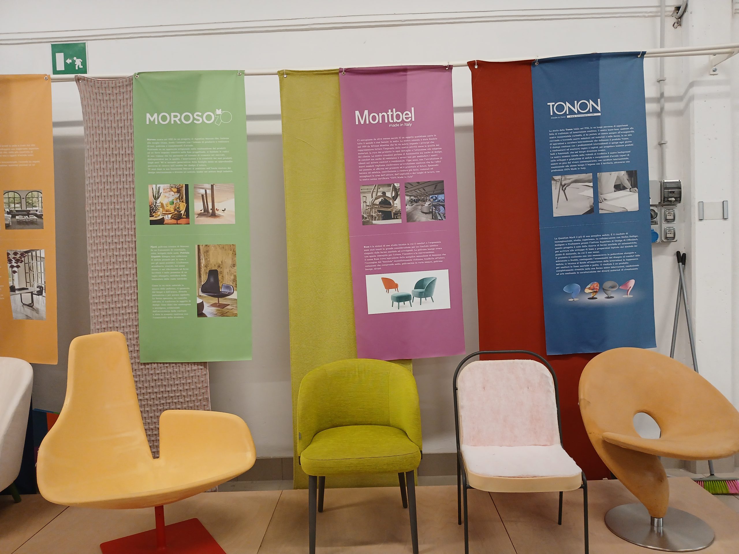 Neljä tuolia edessä ja takana roll-uppeja