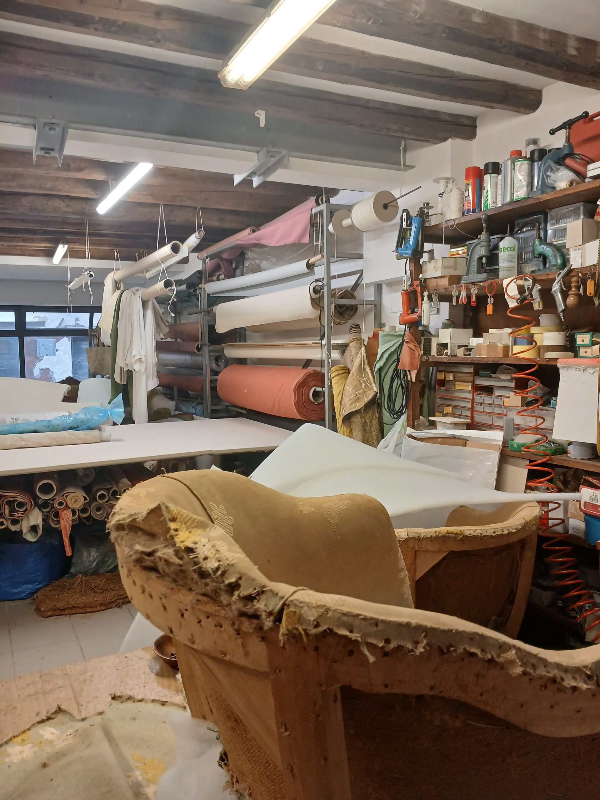 Verhoomo, tuoli päällystettävänä, takana kangasrullia