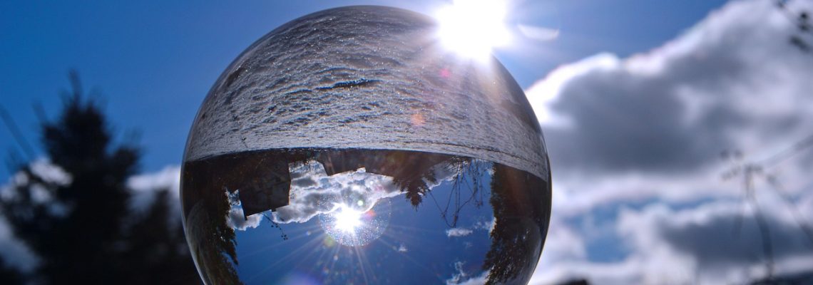 Lasipallo vasten taivasta