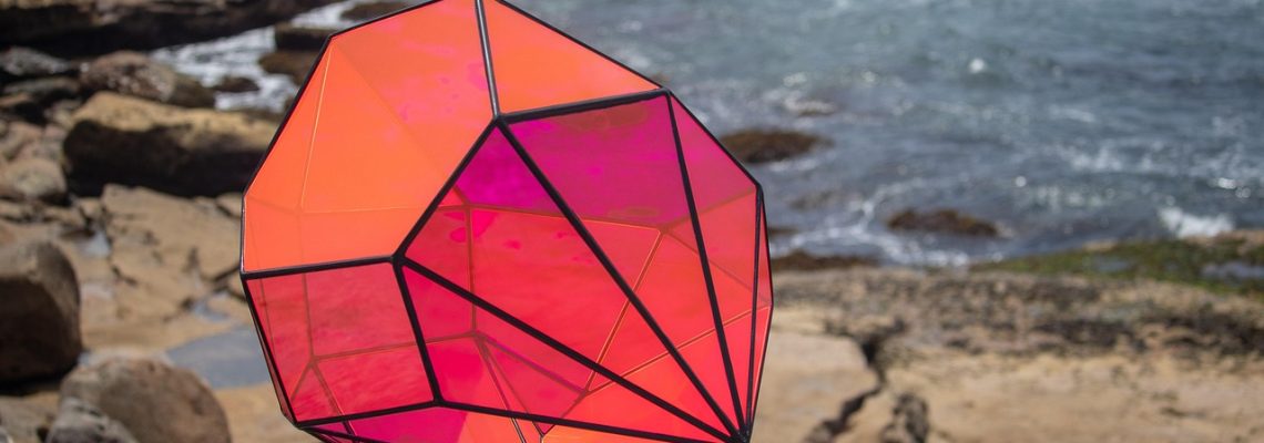 meren ranta, kallioita, oranssi monikulmio