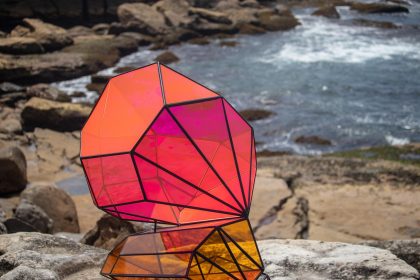 meren ranta, kallioita, oranssi monikulmio